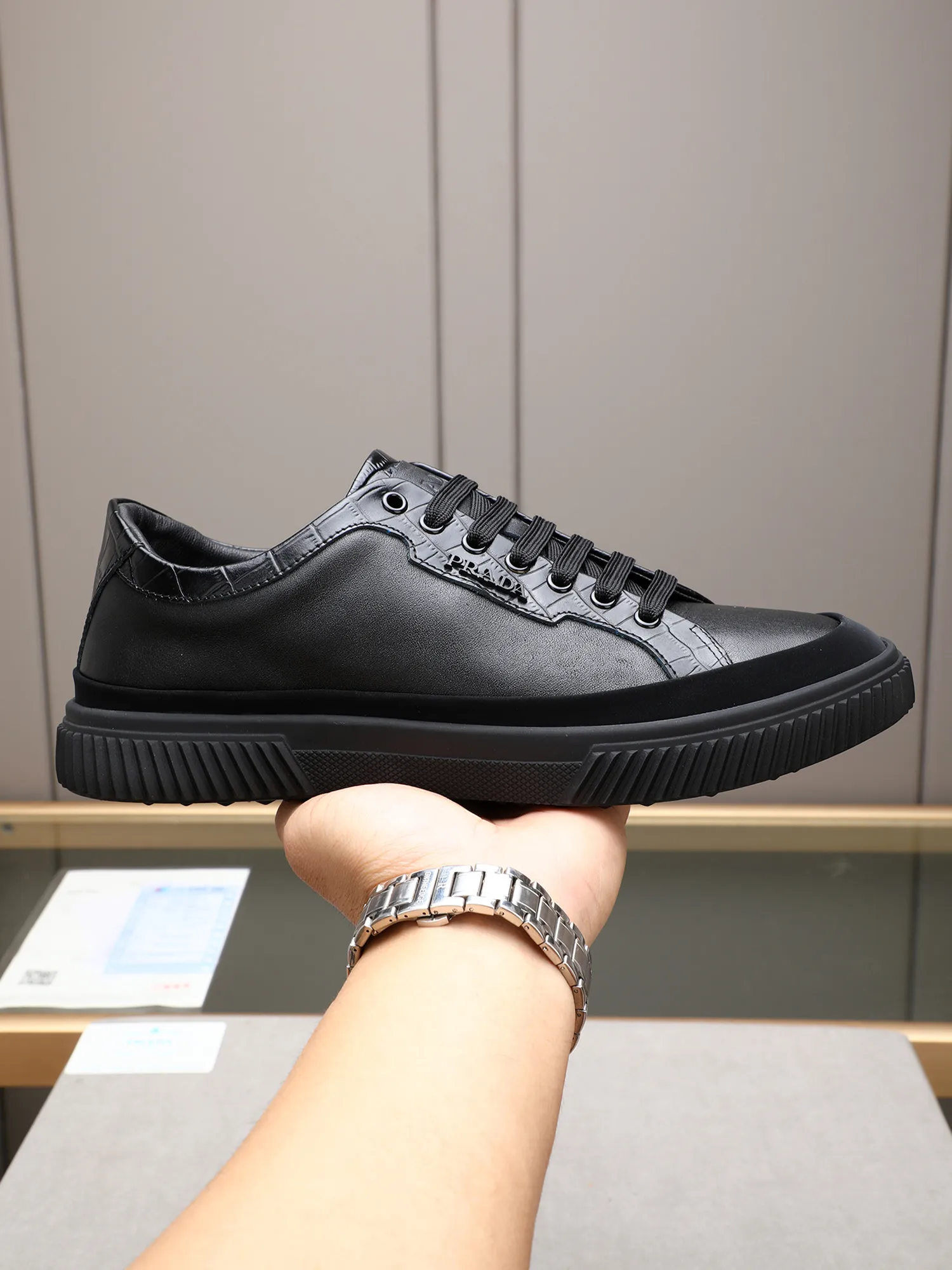 Men's shoes💰420💰 Brand: PRADA (Prada) Standard code: Men's code 38–44 (45 can be customized) Material: Original cowhide, breathable sheep lining Special outsole Style category: Men's fashionable casual sneakers Low-key luxury! Color: actual picture color